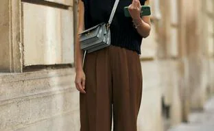 Pantalones de traje marrón, el nuevo básico que llevan las más elegantes a todas horas