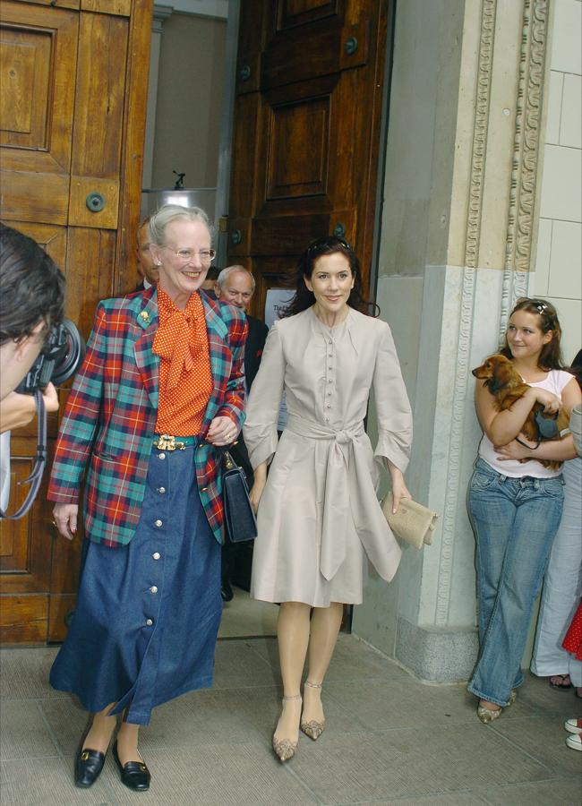 Mary de Dinamarca junto a la reina Margarita durante el ensayo de su boda con el príncipe Federico. / GTRES