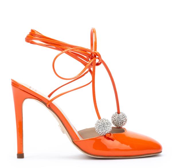 Mules en color naranja con perlas de cristal.