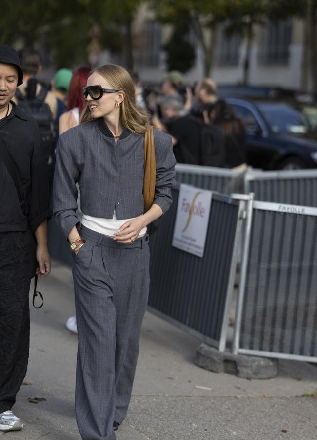 Bomber y pantalón de traje de raya diplomática.