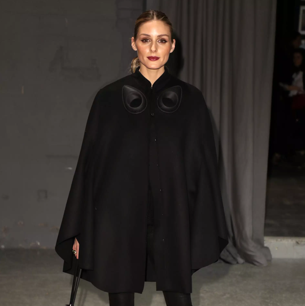 Olivia Palermo con capa negra