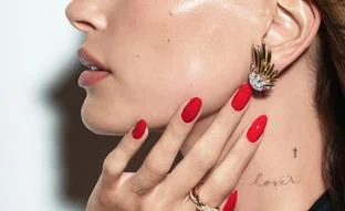Los esmaltes de uñas rojos elegantes que más aguantan: perfectos para cualquier plan del 2024
