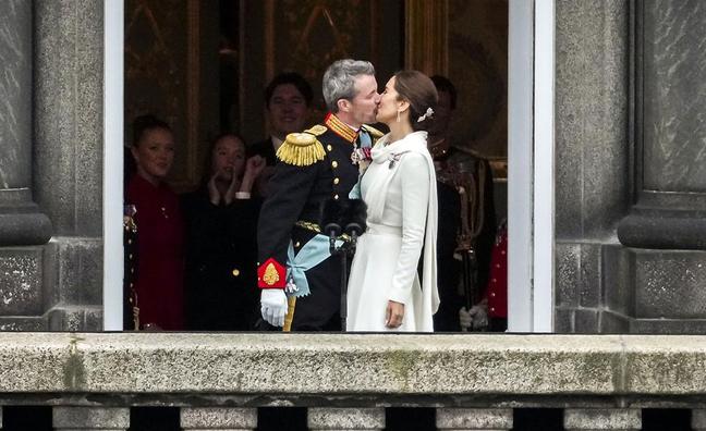 Lo que no se vio de Mary de Dinamarca en la proclamación de Federico: lágrimas, una cobra en el balcón y el triunfo de una reina de clase media