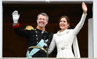 El elegantísimo look blanco con capa de Mary de Dinamarca en la proclamación de Federico X y su significado oculto