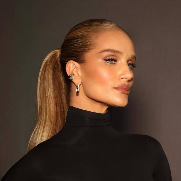 Rosie Huntington-Whiteley con piel lisa y sin arrugas