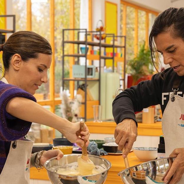 Ana Boyer y Julio Iglesias cocinando en Bake Off.