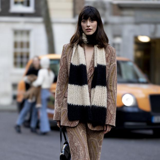 Bufanda como lazo, la nueva forma de colocar el accesorio imprescindible del invierno