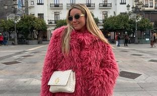 Flechazo con el abrigo rosa viral rebajado a mitad de precio que conquista a las influencers