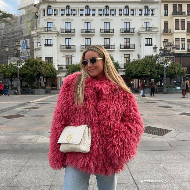 Flechazo con el abrigo rosa viral rebajado a mitad de precio que conquista a las influencers