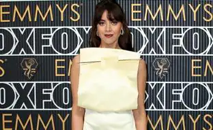 Por qué Internet ha enloquecido con el vestido de Loewe de Aubrey Plaza en los Emmy 2024: la historia del look made in Spain más viral