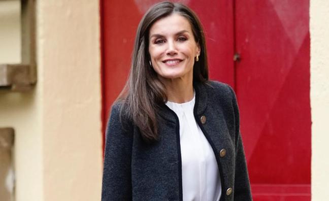 La reina Letizia estrena una original chaqueta de lana austriaca en un look de básicos elegante y muy fácil de copiar