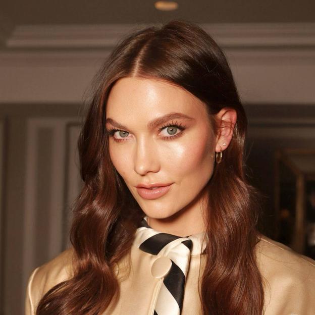 Karlie Kloss con base de maquillaje luminosa