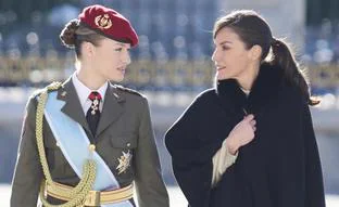 El orgullo de Letizia: por qué Leonor debuta en el selecto círculo monárquico de la mano de Carlos III y la reina Camilla
