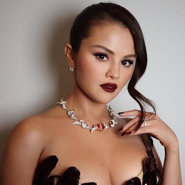 Esmaltes semipermanentes con los colores de uñas tendencia de 2024