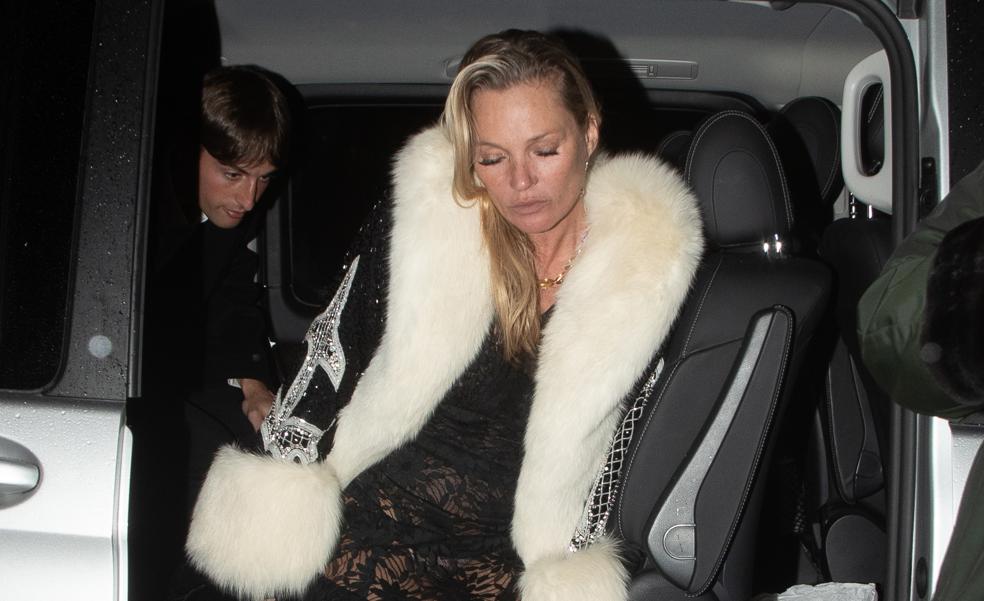 Kate Moss cumple 50 años y lo celebra con este vestido de encaje (del que hemos encontrado su copia low cost)