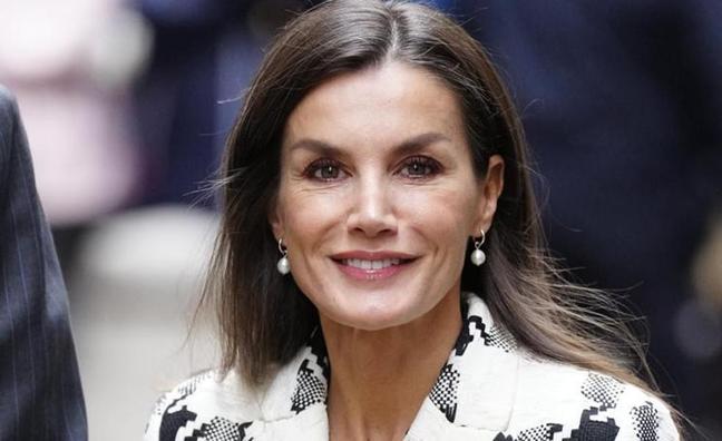 Sabemos dónde puedes encontrar rebajadísima la chaqueta de tweed favorita de la reina Letizia