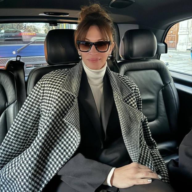 Dónde copiar el elegante abrigo de pata de gallo que enamora a Julia Roberts