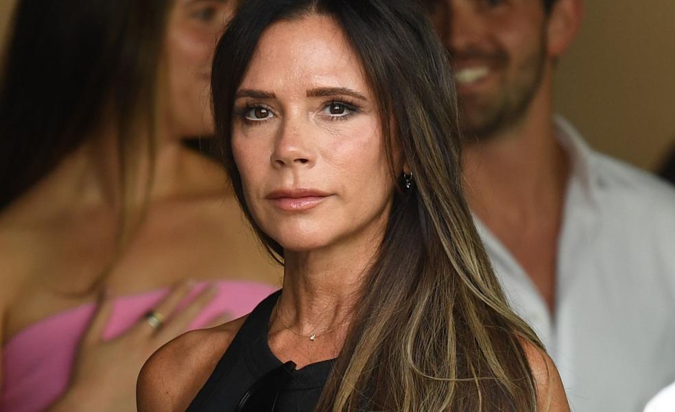 Labios más voluminosos con el truco de maquillaje de Victoria Beckham: un lip combo facílisimo que queda así de bien