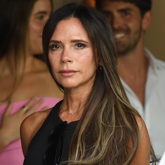El truco fácil y apto para principiantes de Victoria Beckham para maquillar el párpado caído