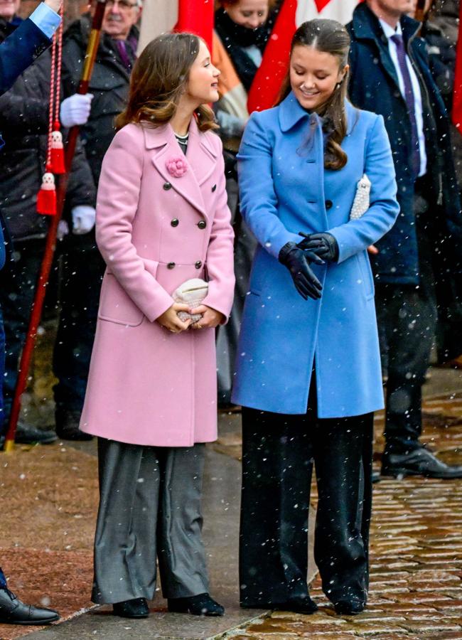 Isabella y Josephine con abrigos de Mary de Dinamarca. / GTRES