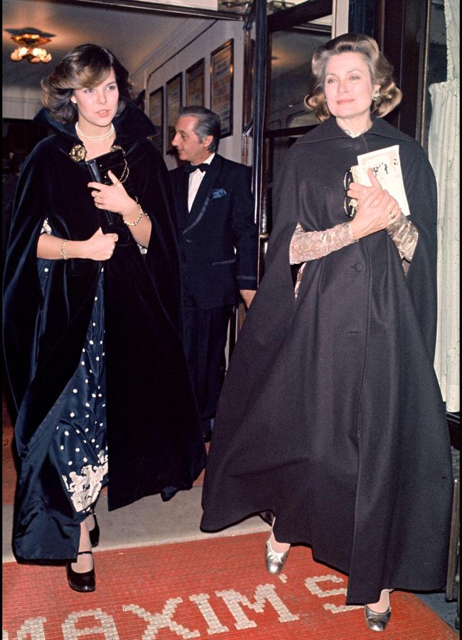 Carolina de Mónaco y su madre Grace Kelly, ambas con unas Mary Janes. / GETTY IMAGES