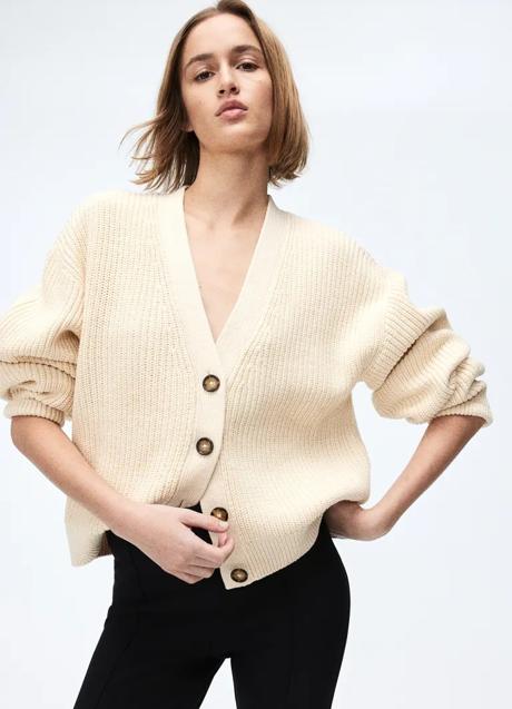 Chaqueta de punto beige de Mango (25,99 euros)