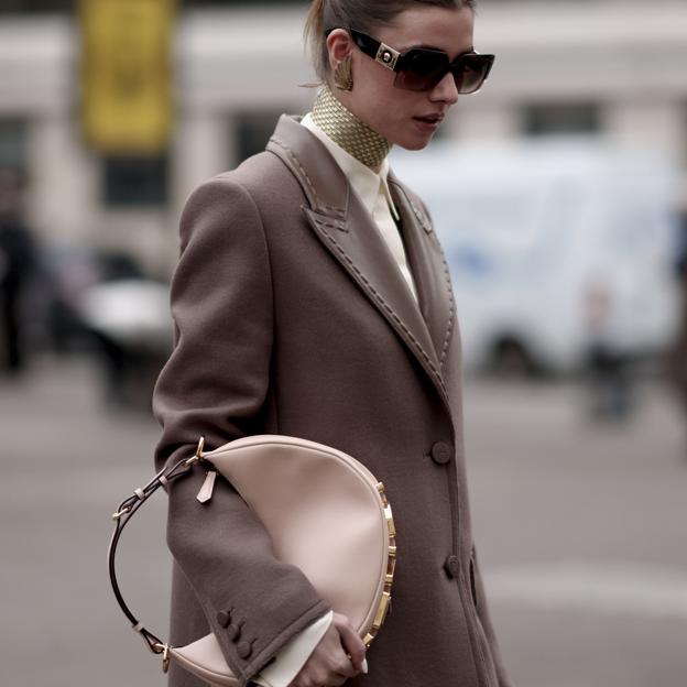 Un look de street stlye con un bolso media luna.