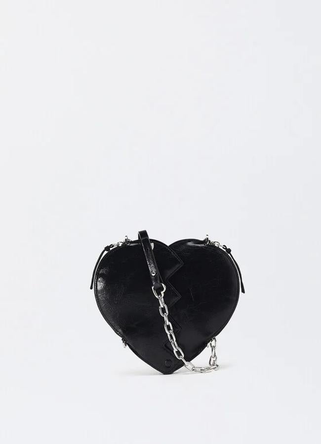 Bolso negro con forma de corazón de Parfois.