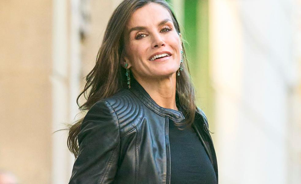 El pantalón que Sonsoles Ónega y las influencers le han copiado a la reina Letizia: cómodo, elegante y calentito