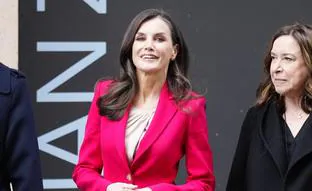 La reina Letizia vuelve al rosa en Lleida: repite con su traje fetiche junto a unos zapatos de tacón cómodo