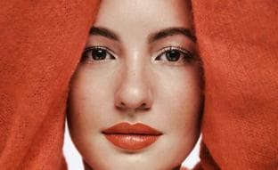 Ivana Baquero nos adelanta las tendencias de maquillaje 2024: «Menos mal que se pasó la fiebre del contouring, que lo ocultaba todo»