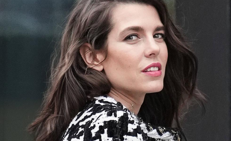 El look de diario perfecto de Carlota Casiraghi más fácil de copiar: vaqueros, zapatos de tacón cómodo y un abrigo muy especial