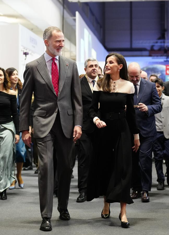 El rey Felipe y la reina Letizia, con un mono de Teresa Helbig. / LIMITED PICTURES