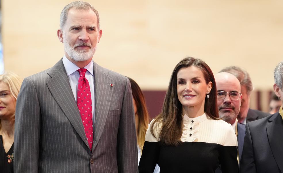 La reina Letizia en Fitur 2024: sorprende repitiendo el mono más bonito de su armario que usa para estar cómoda y elegante