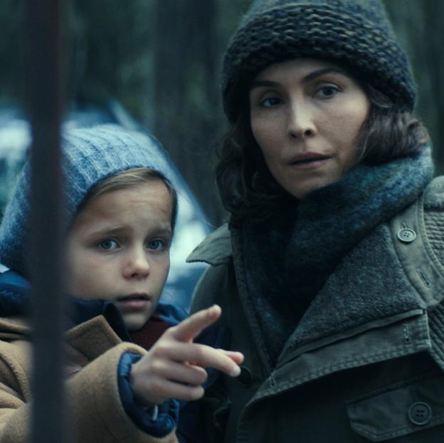 a la derecha, Noomi Rapace en una imagen de la serie Constelación.