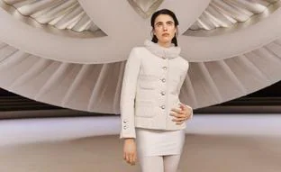 El botón perdido de la alta costura de Chanel y toda la artesanía que el lujo nos trae en 2024