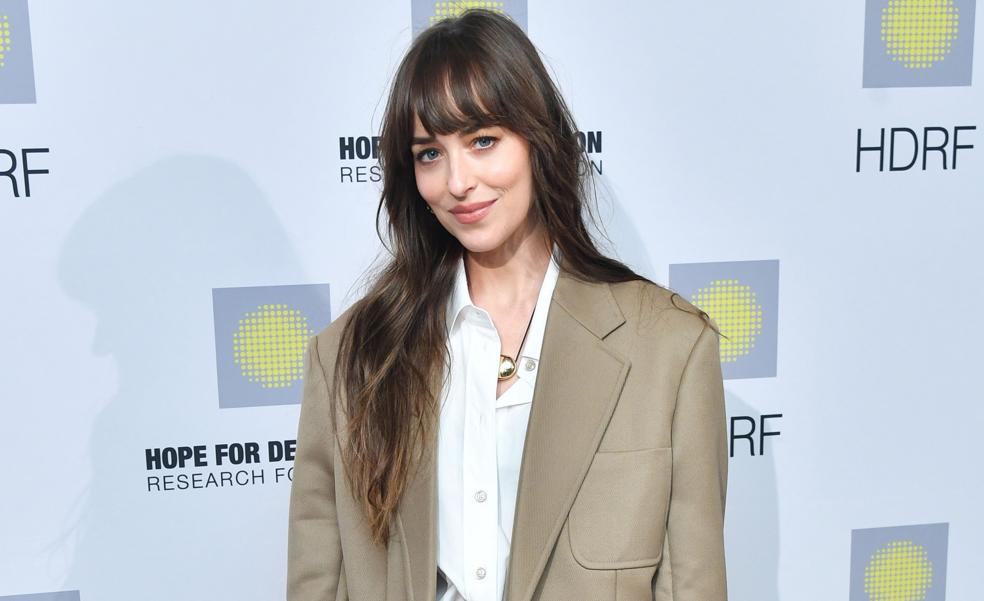 Me he enamorado del nuevo bolso de Dakota Johnson y he encontrado seis que se parecen mucho