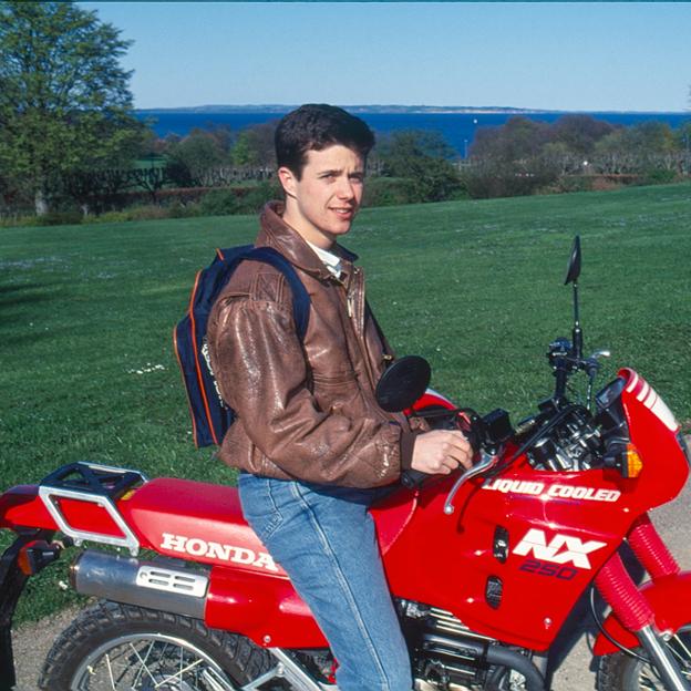 Cuando Federico de Dinamarca era el príncipe Turbo: fiestas, velocidad y un tiburón en la pantorrilla