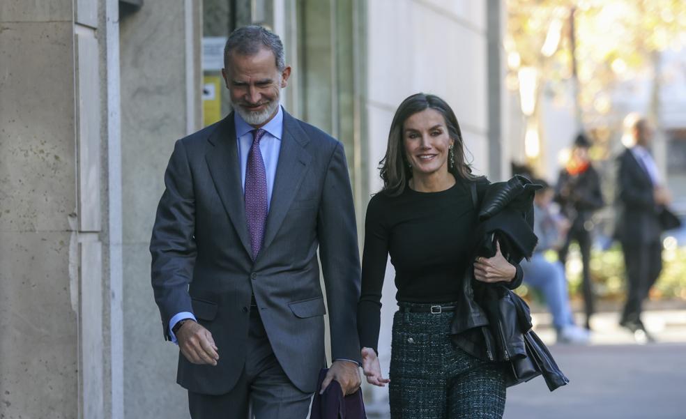 La última escapada nocturna de Letizia y Felipe: el look de la reina para ir al cine