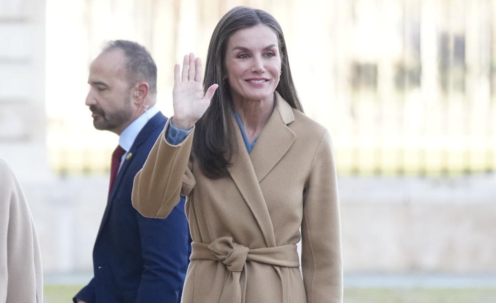 Queremos el abrigo camel de la reina Letizia: básico, perfecto, elegante y todoterreno