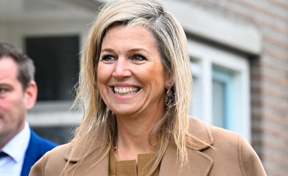 Máxima de Holanda elige España con estos pendientes preciosos que suben el nivel de un look básico