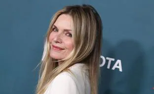 Michelle Pfeiffer estrena cambio de look: recupera el corte Rachel a capas que rejuvenece a los 60