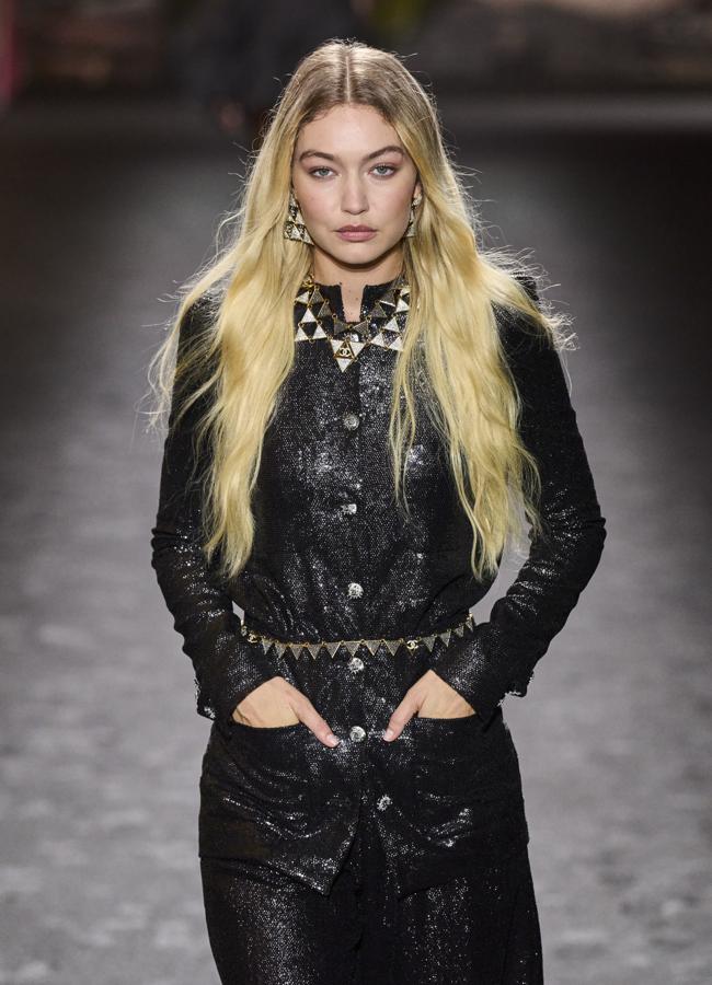 Gigi Hadid desfilando para Chanel