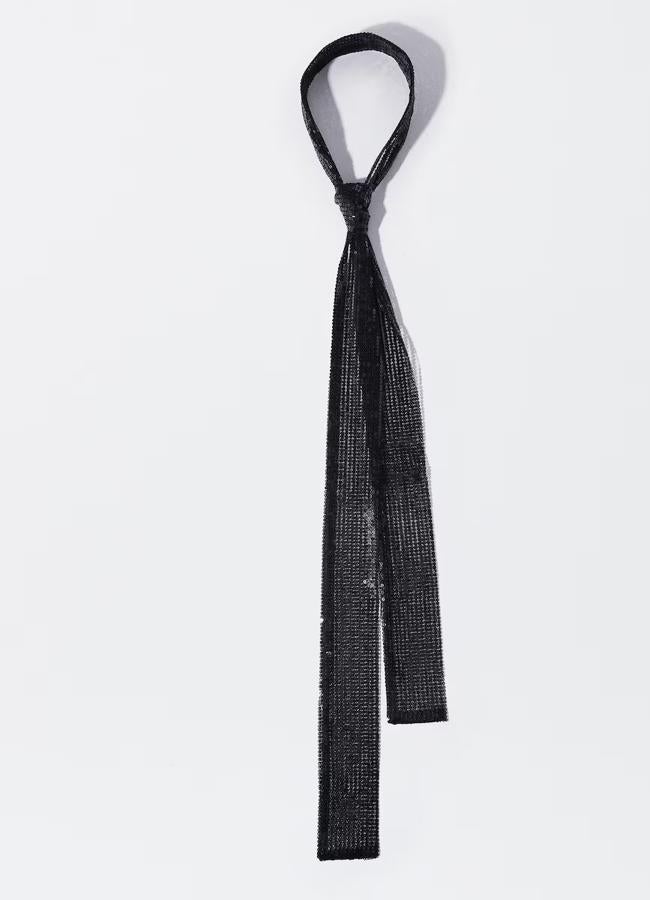 Corbata de lentejuelas en color negro de Parfois (12,99 euros).