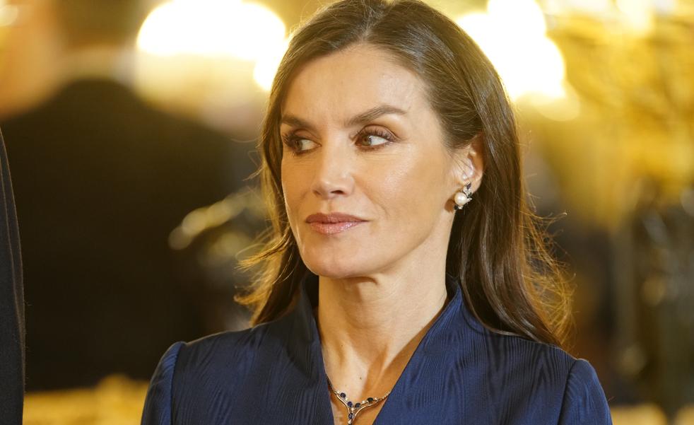 La reina Letizia se viste de largo en la recepción al Cuerpo Diplomático: repite el vestido maldito con un percance