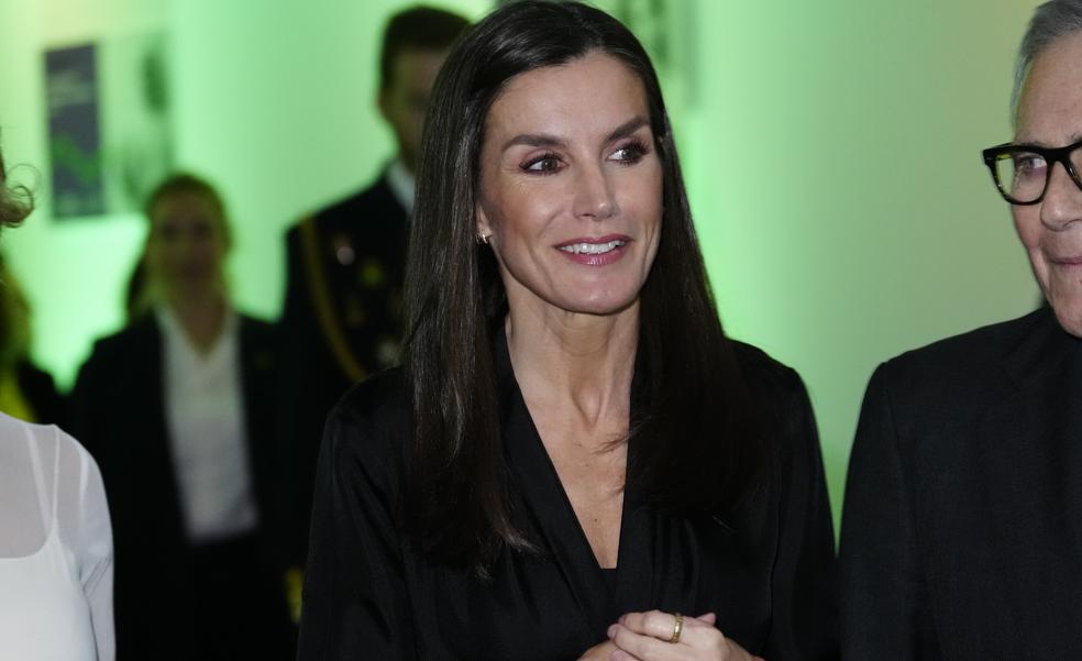 La falda de cuadros que ha llevado la reina Letizia en el Día Mundial contra el Cáncer está en Zara y cuesta menos de 10 euros