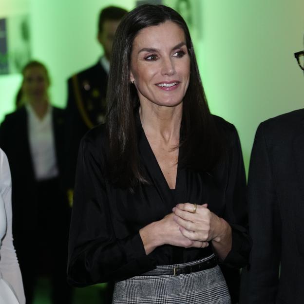 La falda de cuadros que ha llevado la reina Letizia en el Día Mundial contra el Cáncer está en Zara y cuesta menos de 10 euros