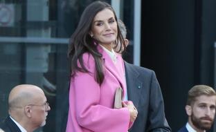 La salida sorpresa de la reina Letizia para ver a Martin Scorsese: confirma con este abrigo precioso que el rosa es su color fetiche