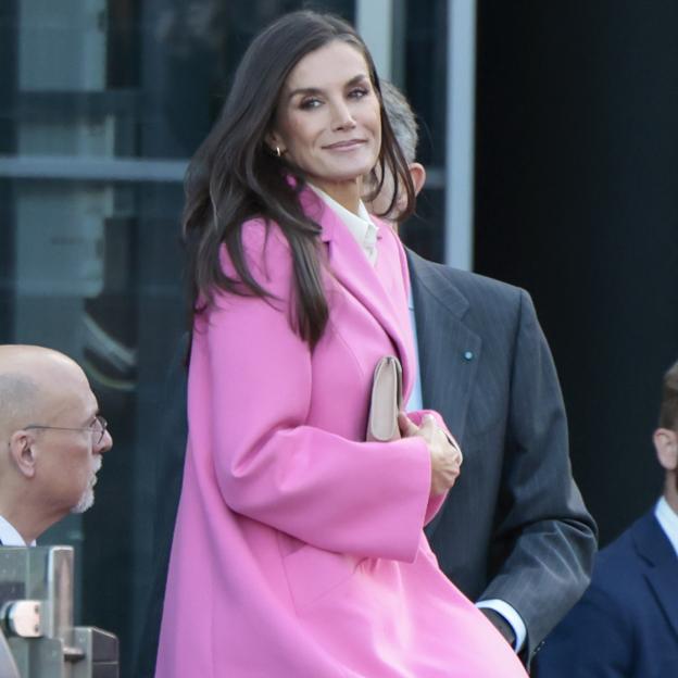 La reina Letizia con un abrigo rosa.