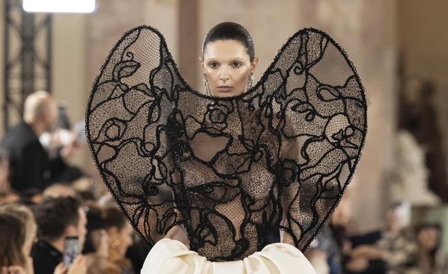 El nuevo director creativo de Moschino, lo que se esconde detrás del desfile de Schiaparelli y otros lujos que necesitas conocer